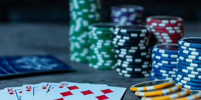 Apa cara terbaik untuk bermain poker?